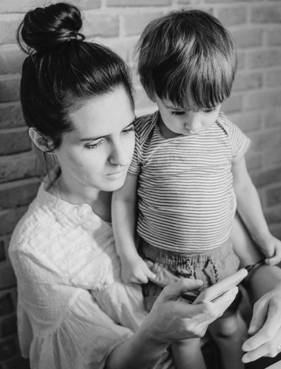 Mutter mit Kind in der Zahnarztpraxis Dr. Christina Hofmeister in Göppingen – einfühlsame Familienzahnärztin